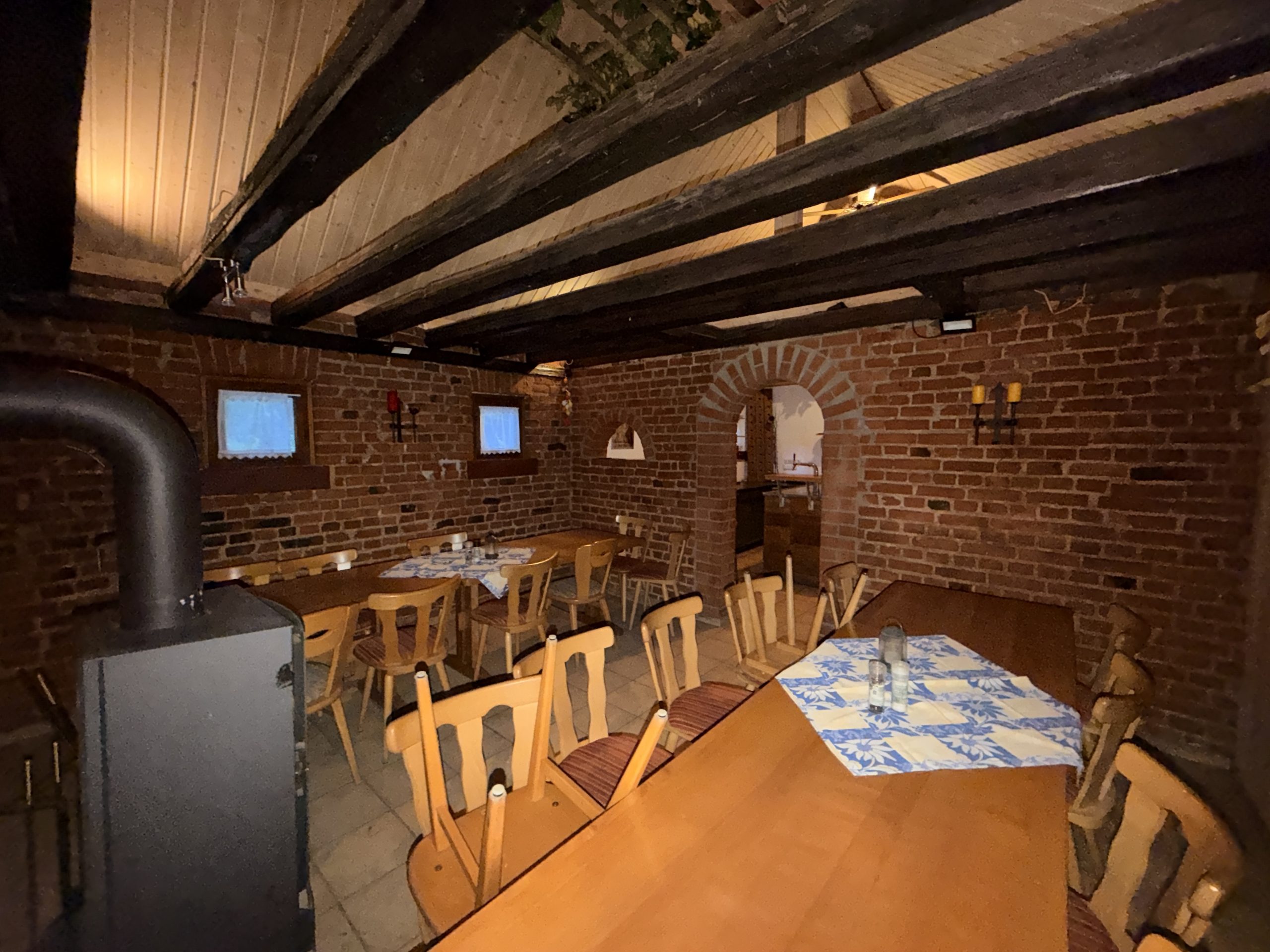 Gemütliche Weinstube im Forsthaus Butzbach mit Kamin