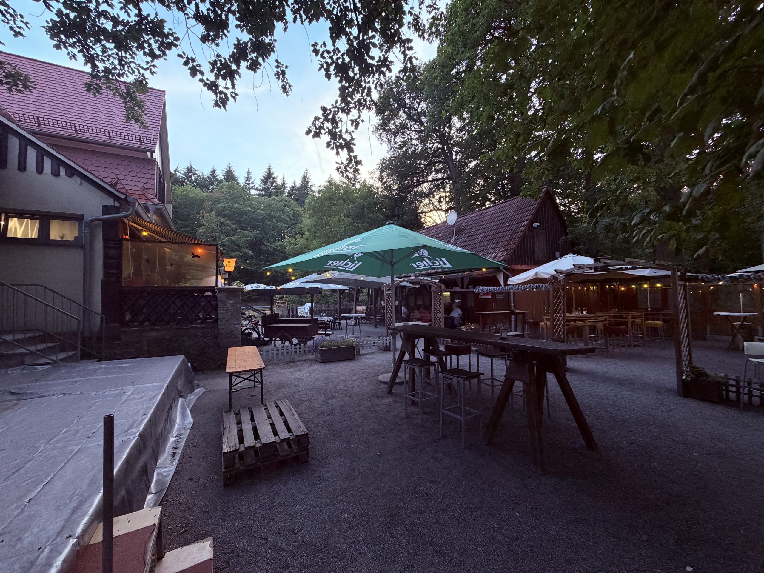 Biergarten des Forsthaus Butzbach mit Sonnenschirmen und Blumen