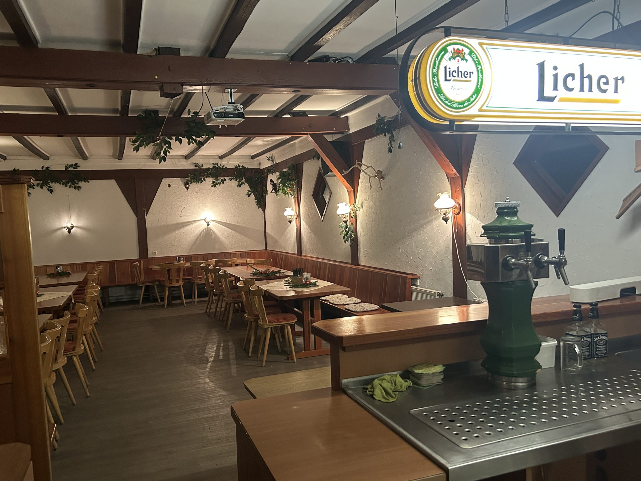 Jagdhaus im Forsthaus Butzbach mit Bartheke, Zapfanlage und Sitzbänken